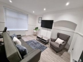 Modern 2 bedroom house in London - Barking and Dagenham - Private Garden, Free Wifi and Parking